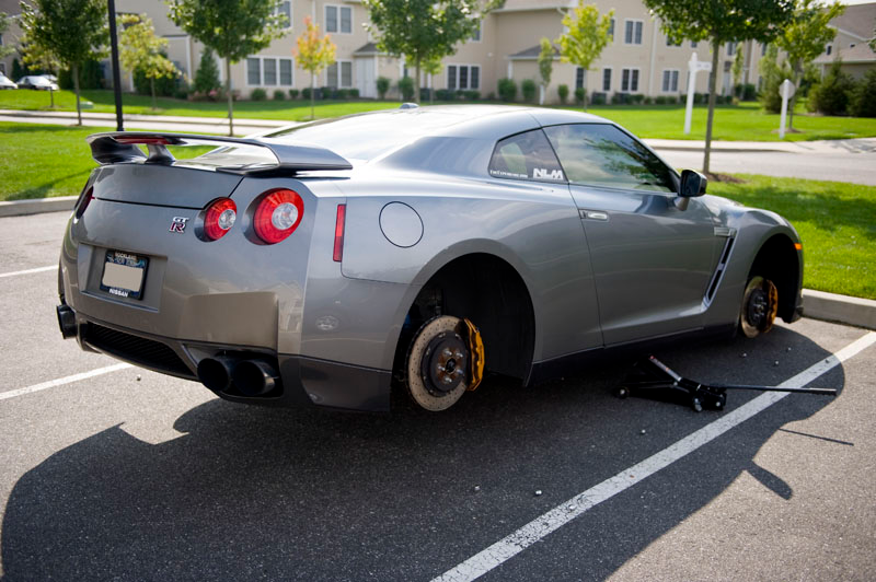 Illustration for article titled Even Nissan GT-R's Get Their Wheels Stolen